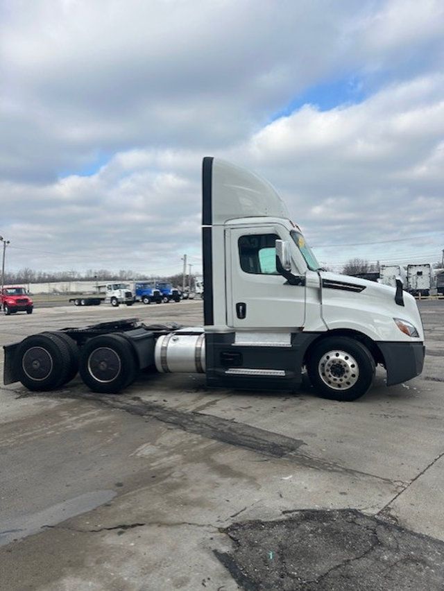 2021 Freightliner Cascadia 2021 FREIGHTLINER DAY CAB - 22961348 - 1