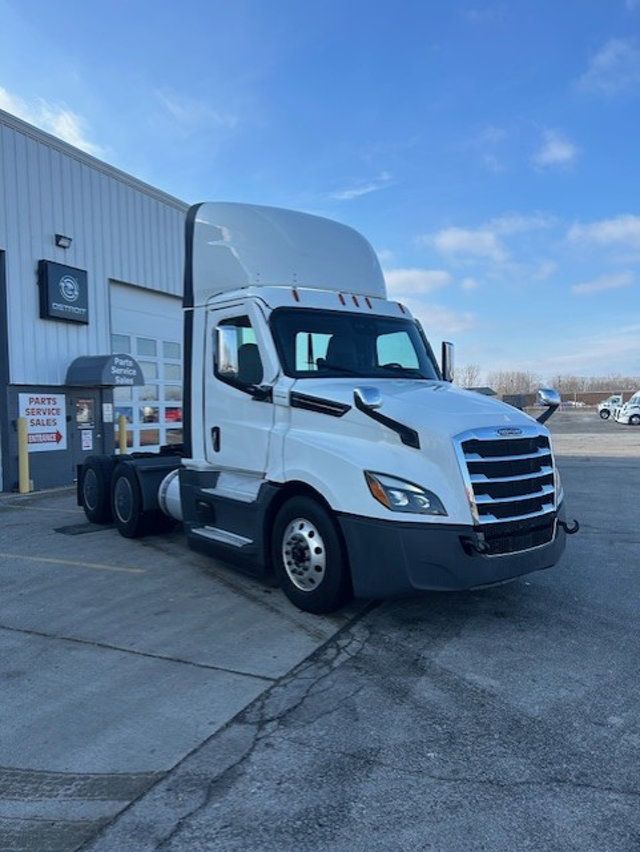 2021 Freightliner Cascadia 2021 FREIGHTLINER DAY CAB - 22961357 - 1
