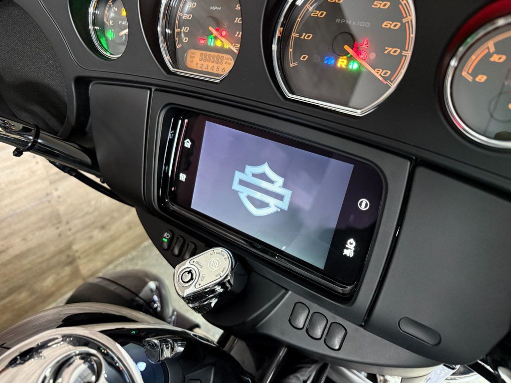 2021 Harley-Davidson FLHTCUTG Triglide Ultra Classic Snake Venom Paint! - 22943421 - 9