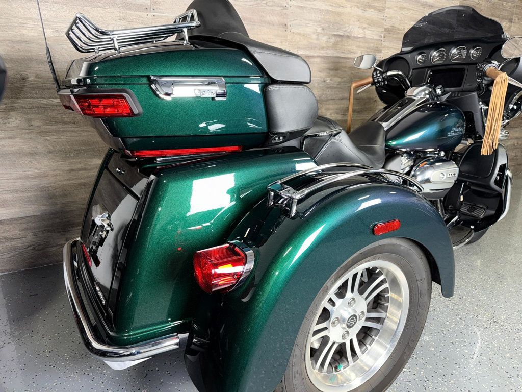 2021 Harley-Davidson FLHTCUTG Triglide Ultra Classic Snake Venom Paint! - 22943421 - 2