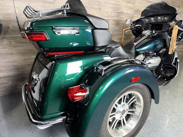 2021 Harley-Davidson FLHTCUTG Triglide Ultra Classic Snake Venom Paint! - 22943421 - 2