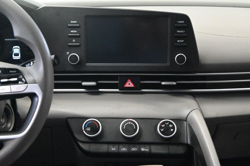Hyundai Elantra photo 13