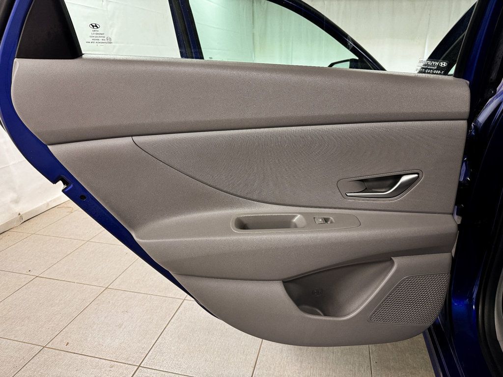 2021 Hyundai Elantra SE photo 15