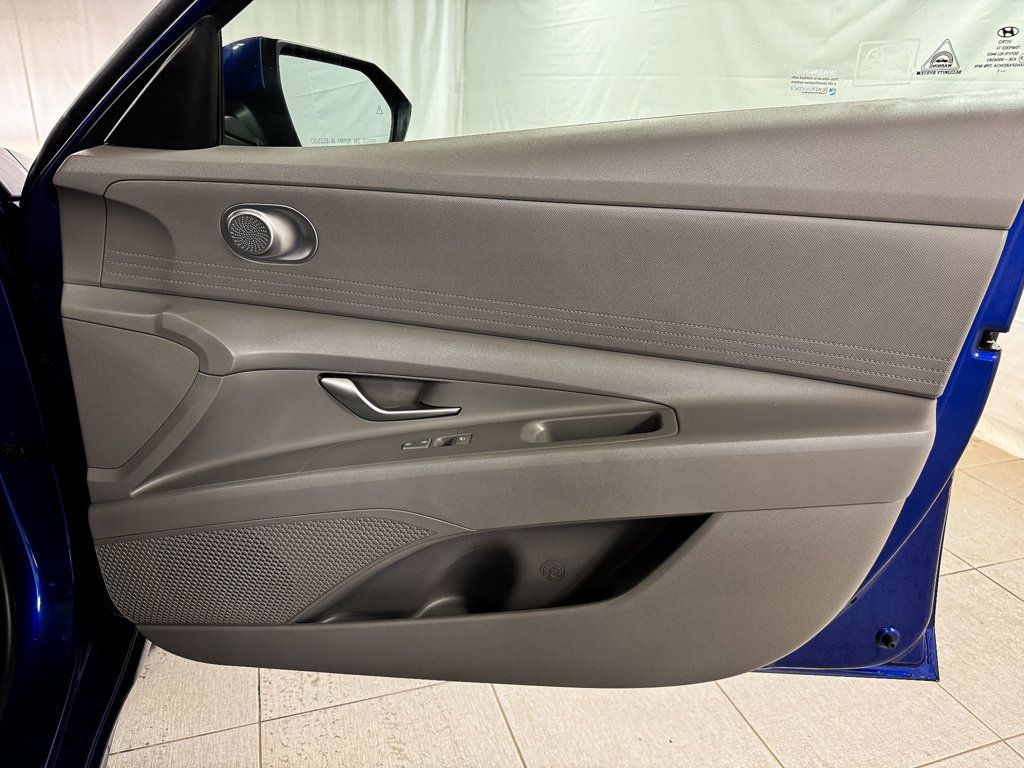 2021 Hyundai Elantra SE photo 17