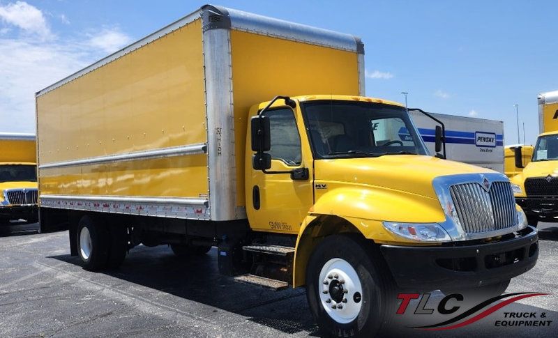 2021 International MV607 w/ 26ft Dry Freight Moving Box Truck w/ Ramp - 23067062 - 0