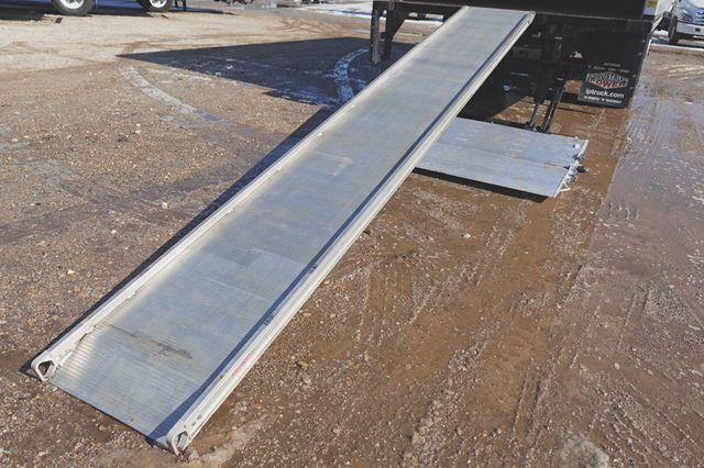 2021 Isuzu FTR (26ft Box with Gate) - 22978253 - 16