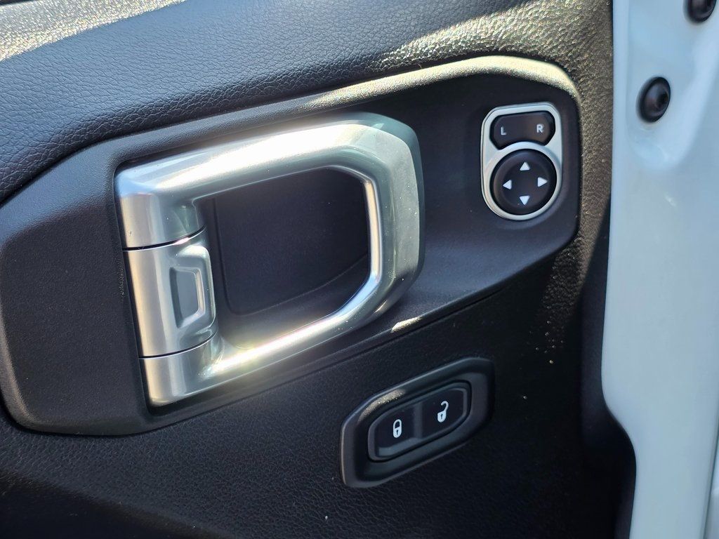 2021 Jeep Gladiator Willys 4x4 - 22923175 - 21