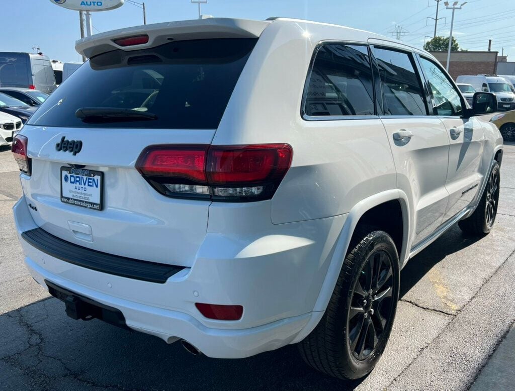 2021 Jeep Grand Cherokee Laredo X photo 3