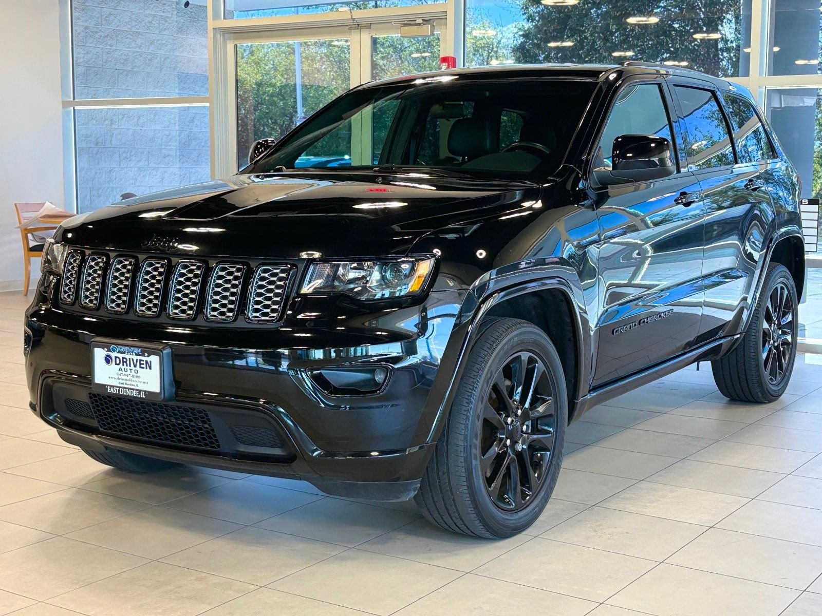 2021 Jeep Grand Cherokee Laredo photo 2