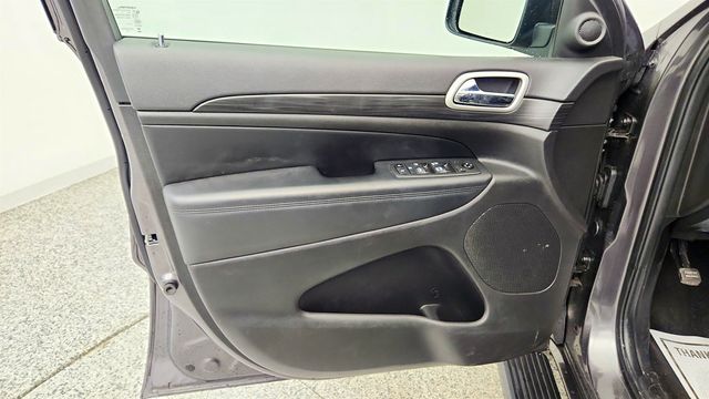 2021 Jeep Grand Cherokee Laredo X 4x4 w/ Trailer-Tow Group IV & Altitude Appearance Pkg - 23024781 - 9
