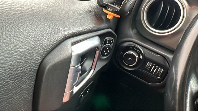 2021 Jeep Wrangler Unlimited Sahara - 22985599 - 32