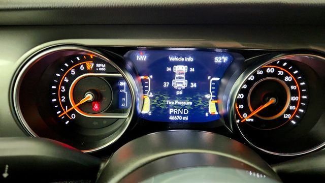 2021 Jeep Wrangler Unlimited Sahara 4x4 with Sky One-Touch Power Top - 22961919 - 13