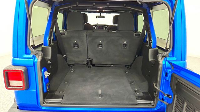 2021 Jeep Wrangler Unlimited Sahara 4x4 with Sky One-Touch Power Top - 22961919 - 21