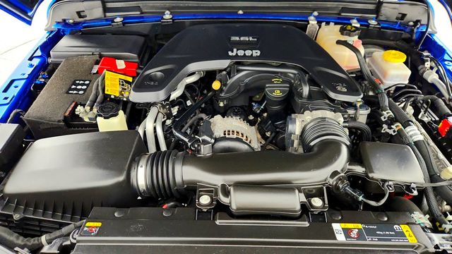 2021 Jeep Wrangler Unlimited Sahara 4x4 with Sky One-Touch Power Top - 22961919 - 25