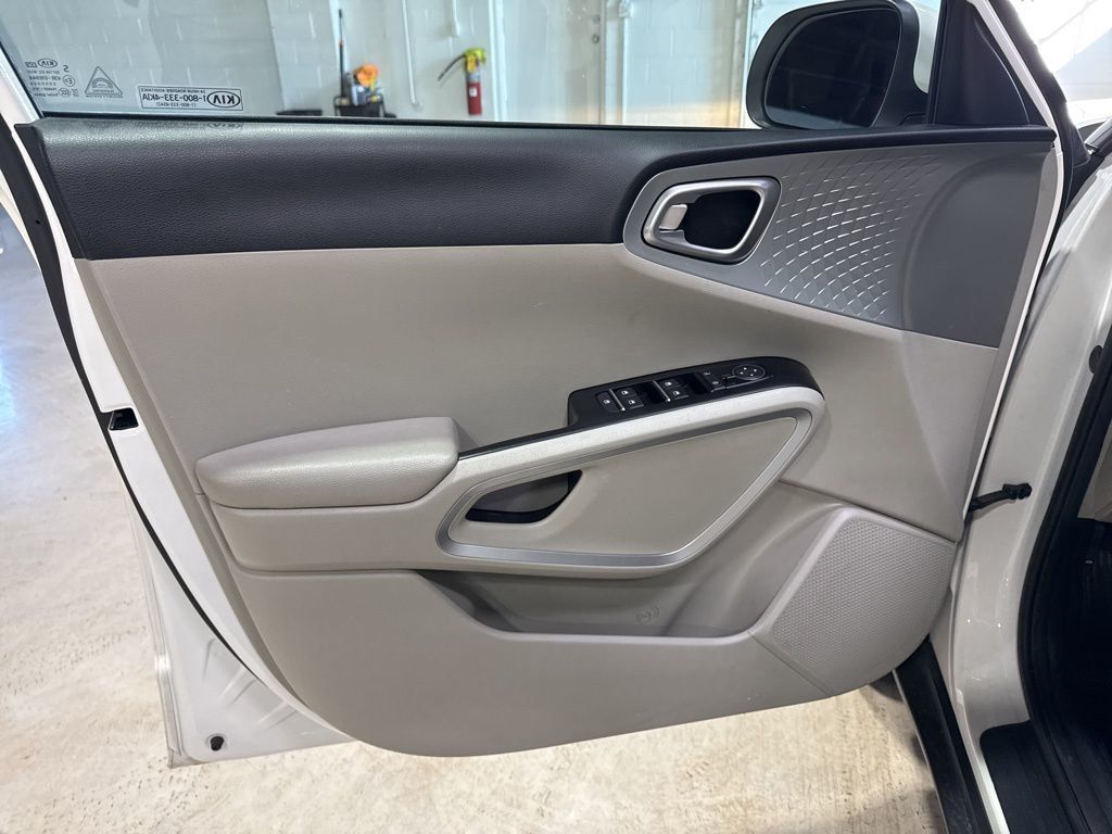 2021 Kia Soul LX IVT - 22995586 - 24