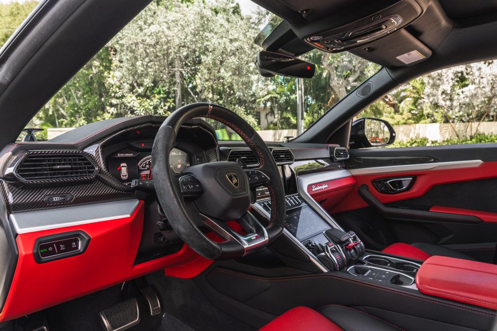 2021 Lamborghini Urus photo 14