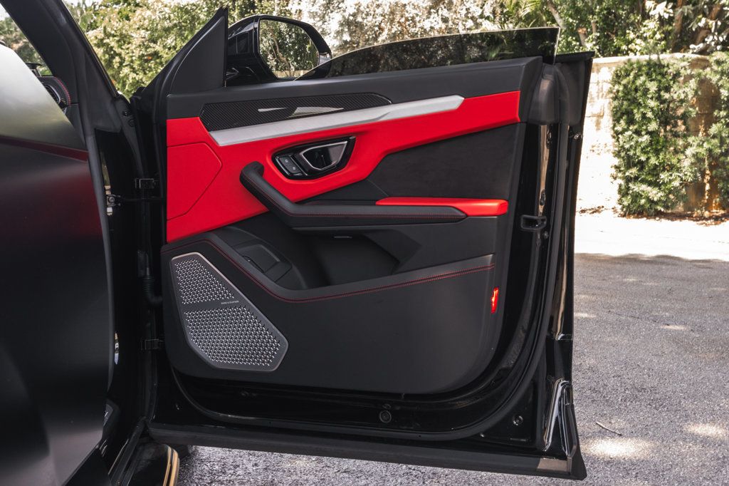 2021 Lamborghini Urus photo 29