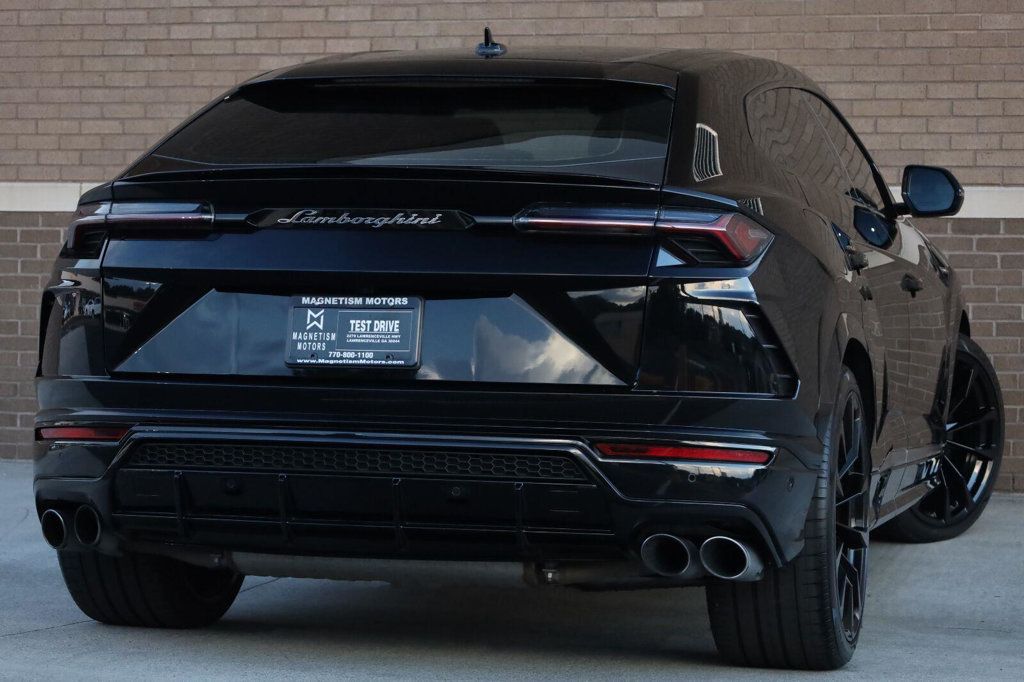 Lamborghini URUS photo 14