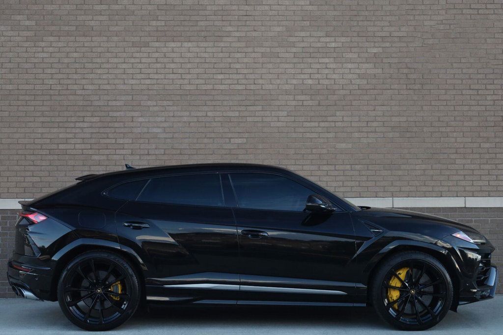 Lamborghini URUS photo 3