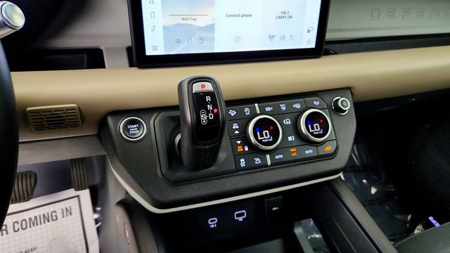 2021 Land Rover Defender 110 X-Dynamic HSE AWD w/ Head-Up Display & Cold Climate Pkg - 23035806 - 17