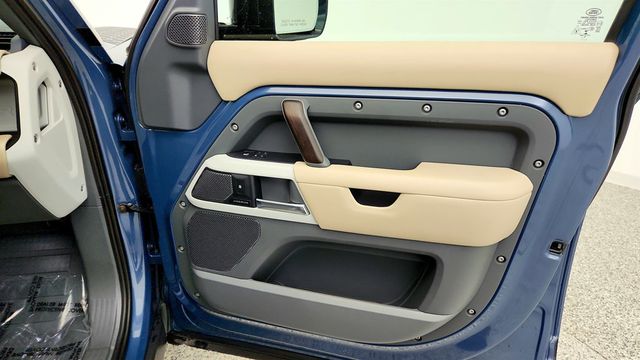 2021 Land Rover Defender 110 X-Dynamic HSE AWD w/ Head-Up Display & Cold Climate Pkg - 23035806 - 25