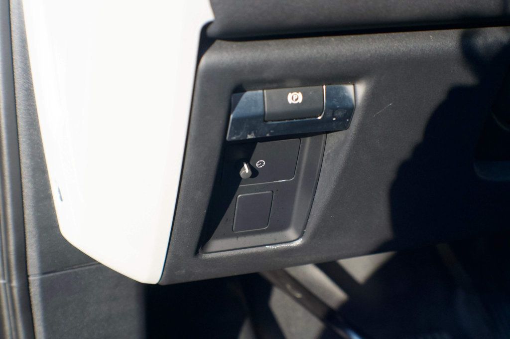 2021 Land Rover Defender LocalTrade/Defender-90/HeatedLeatherSeats/BlindSpotMonitor/NAV - 22963020 - 32