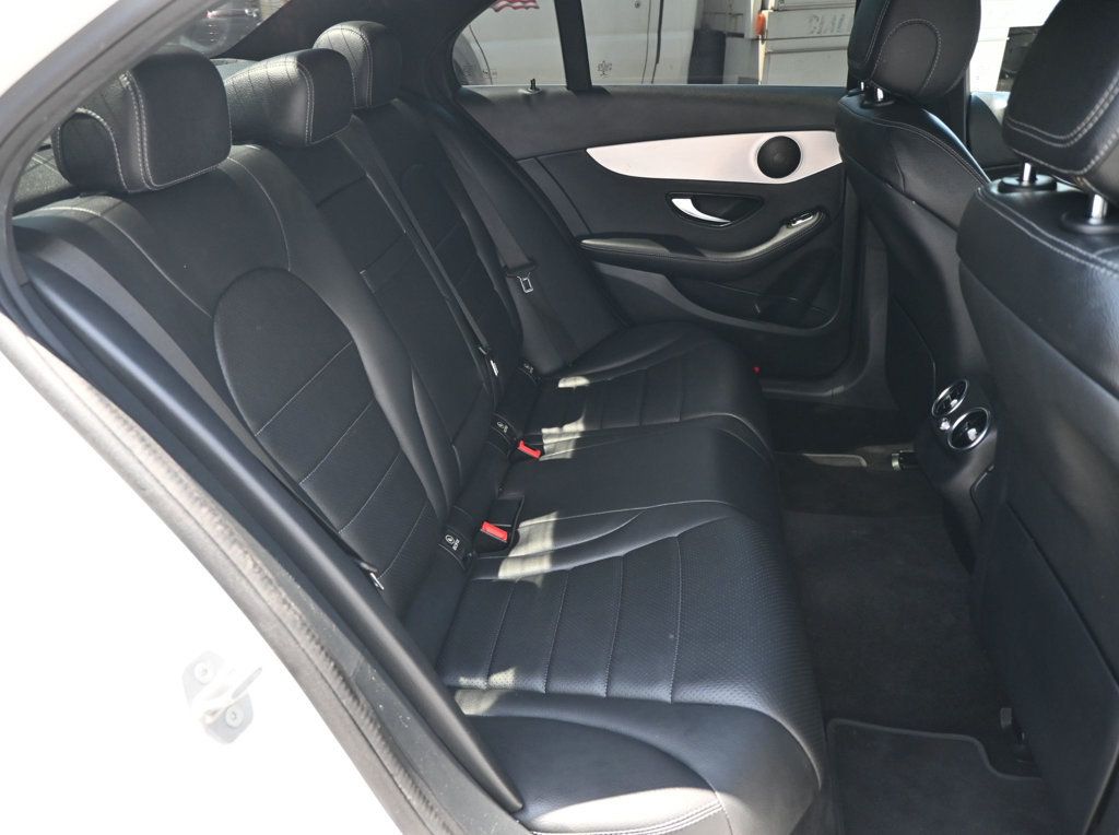 Mercedes-Benz C300 photo 19