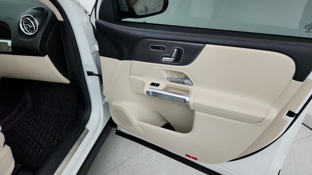 2021 Mercedes-Benz GLB GLB 250 4MATIC SUV with Premium Package & Panorama Roof - 22947565 - 23