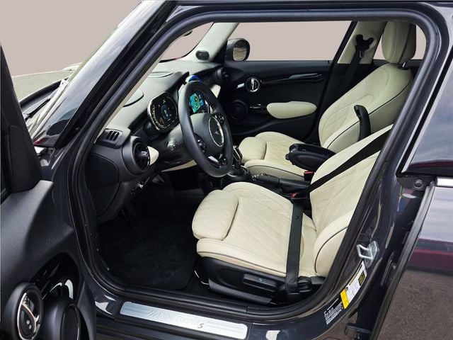 2021 MINI Cooper S Hardtop 4 Door CLEAN CARFAX, ICONIC TRIM, PAN SUNROOF, NAVIGATION, HEATED SEATS - 23011401 - 4