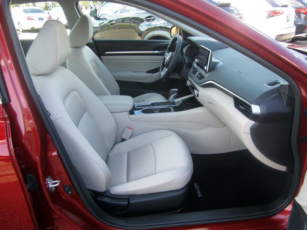 2021 Nissan Altima 2.5 SV photo 12