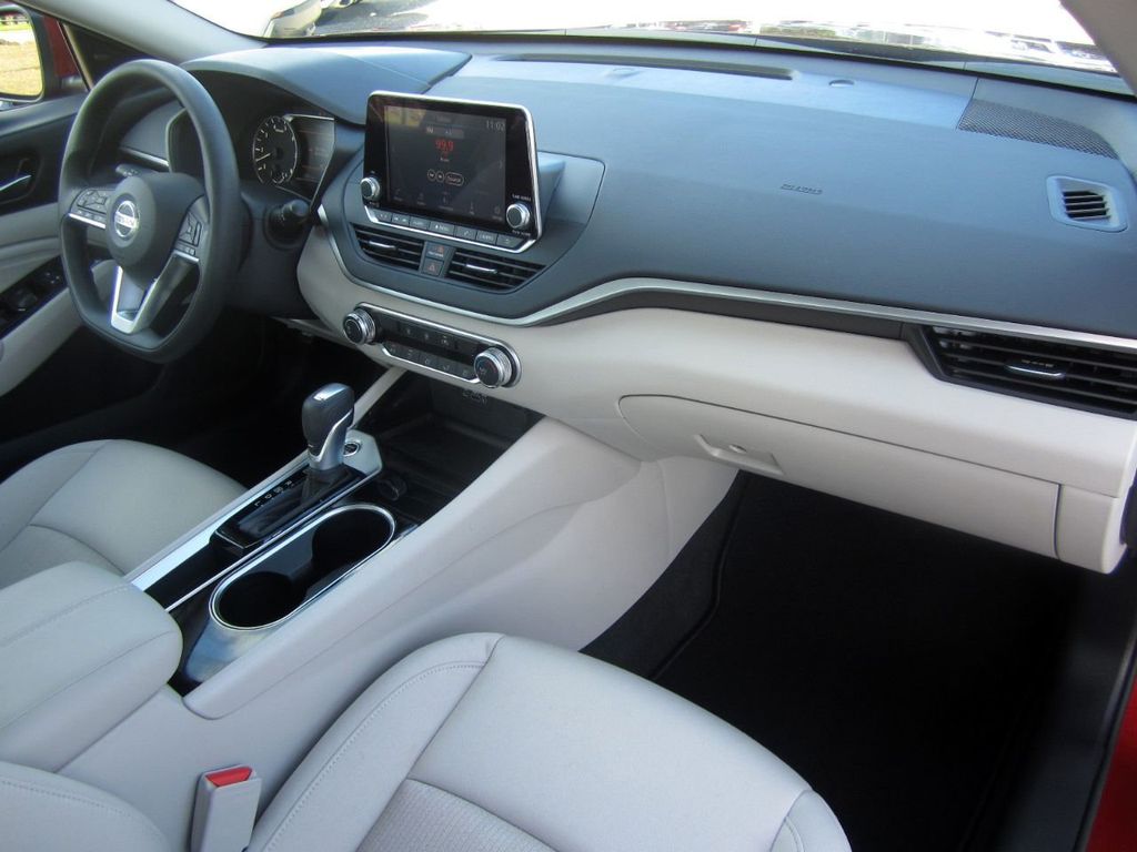 2021 Nissan Altima 2.5 SV photo 8