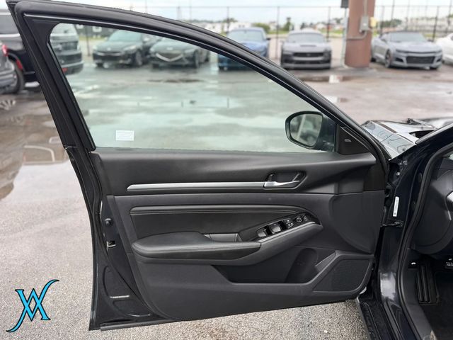 2021 Nissan Altima 2.5 SV Sedan 4D - 23068515 - 10
