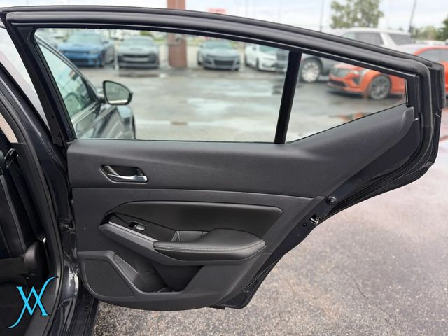 2021 Nissan Altima 2.5 SV Sedan 4D - 23068515 - 17