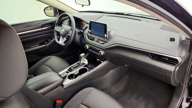 2021 Nissan Altima 2.5 SV Sedan w/ Premium Package - 23040980 - 25