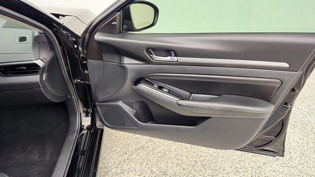 2021 Nissan Altima 2.5 SV Sedan w/ Premium Package - 23040980 - 26