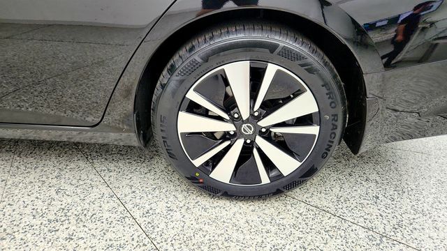 2021 Nissan Altima 2.5 SV Sedan w/ Premium Package - 23040980 - 8