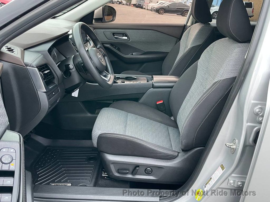 2021 Nissan Rogue SV photo 3