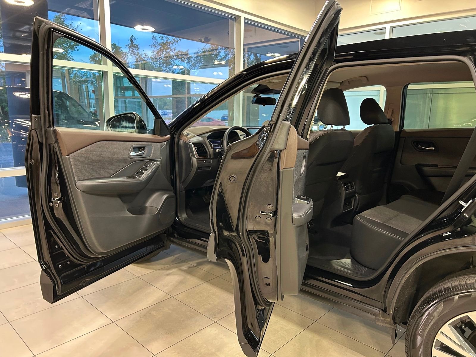 2021 Nissan Rogue SV photo 13