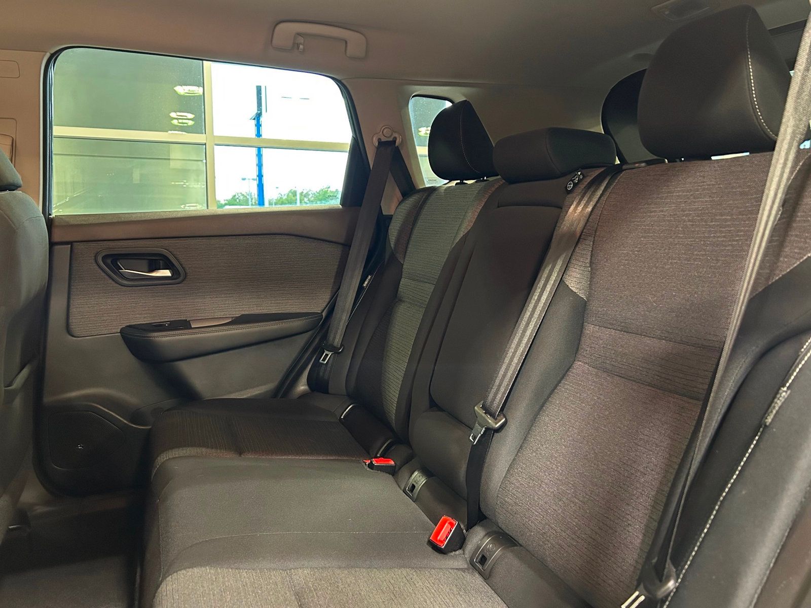 2021 Nissan Rogue SV photo 17