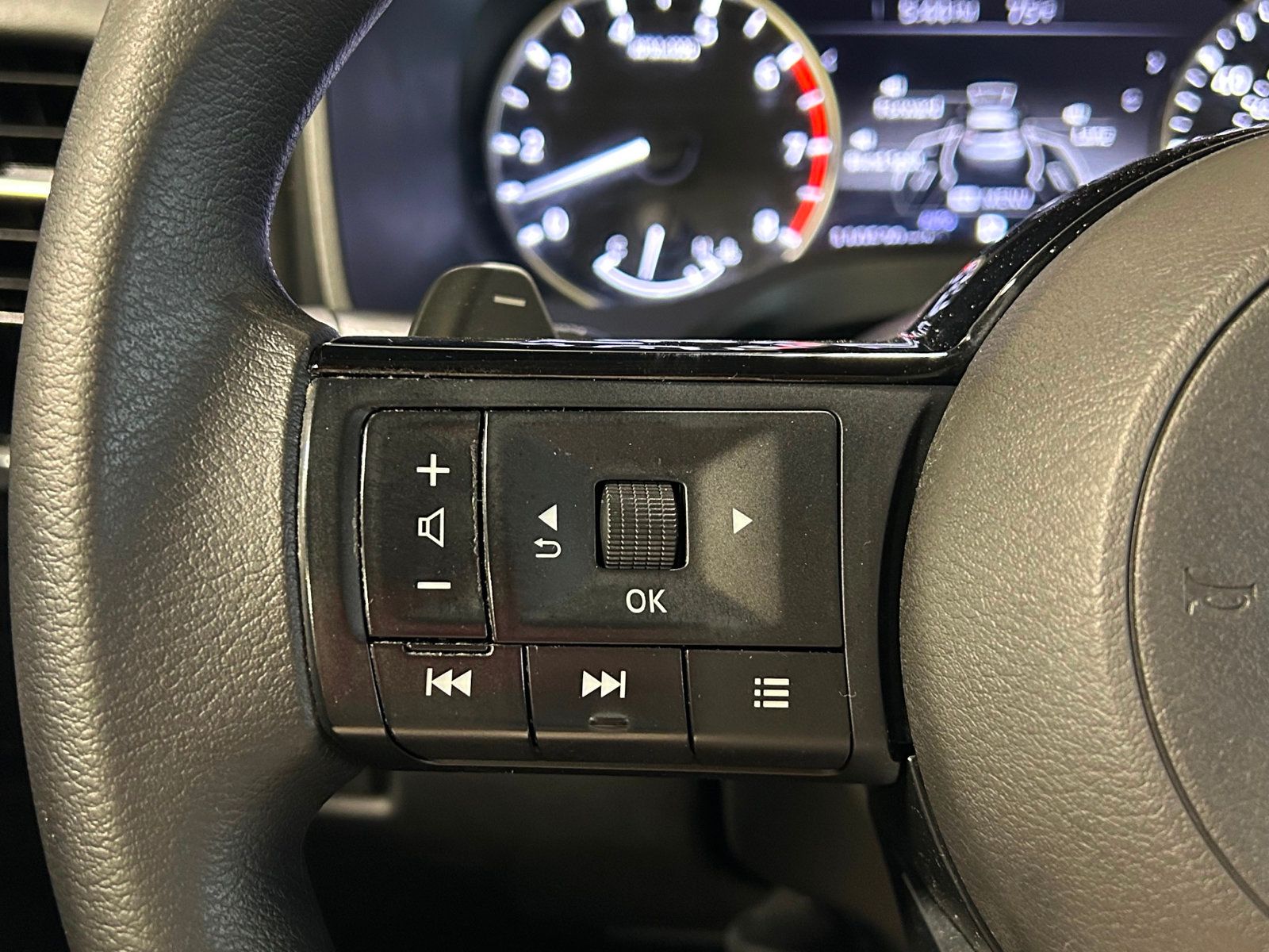 2021 Nissan Rogue SV photo 21