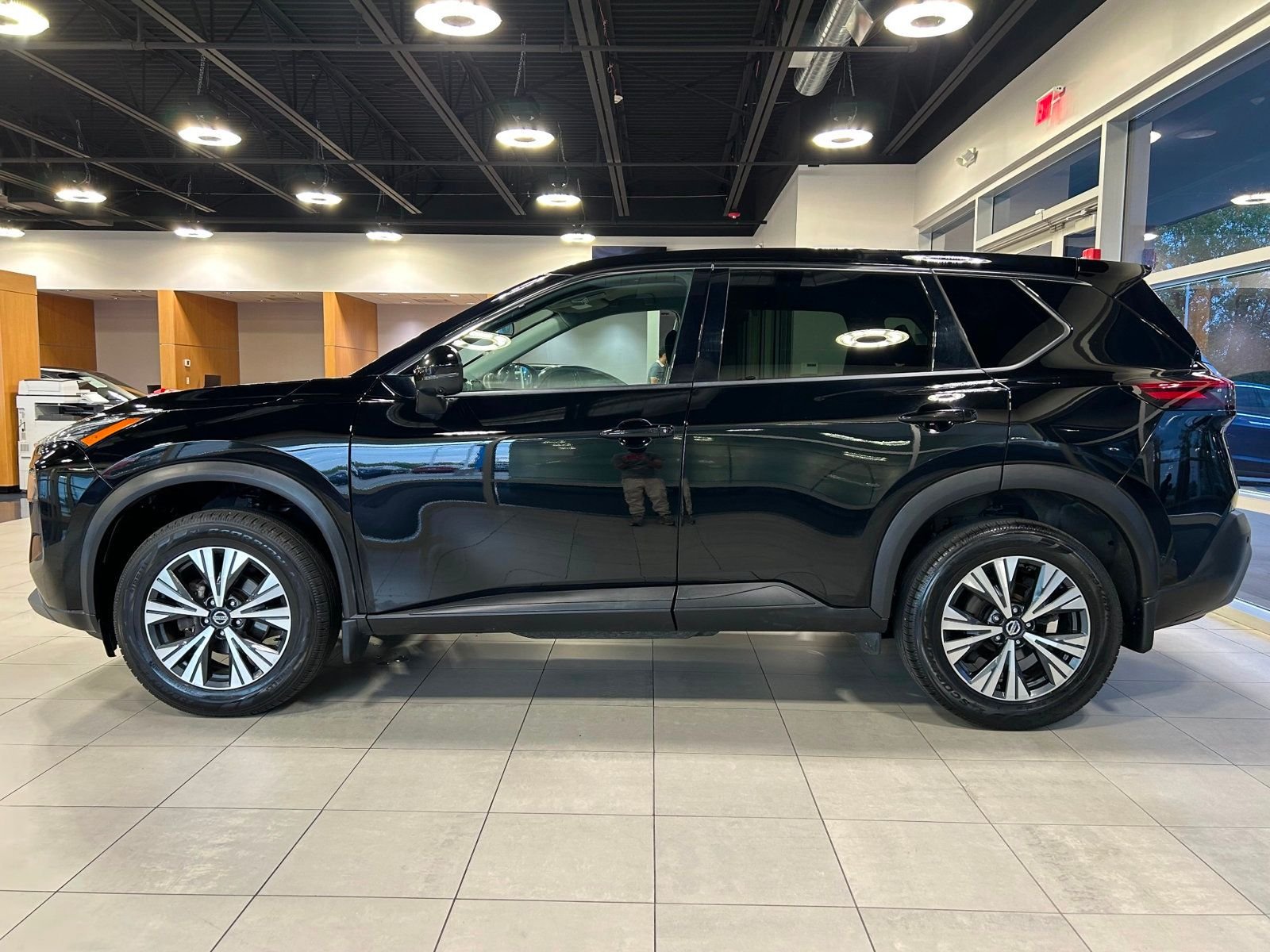 2021 Nissan Rogue SV photo 2