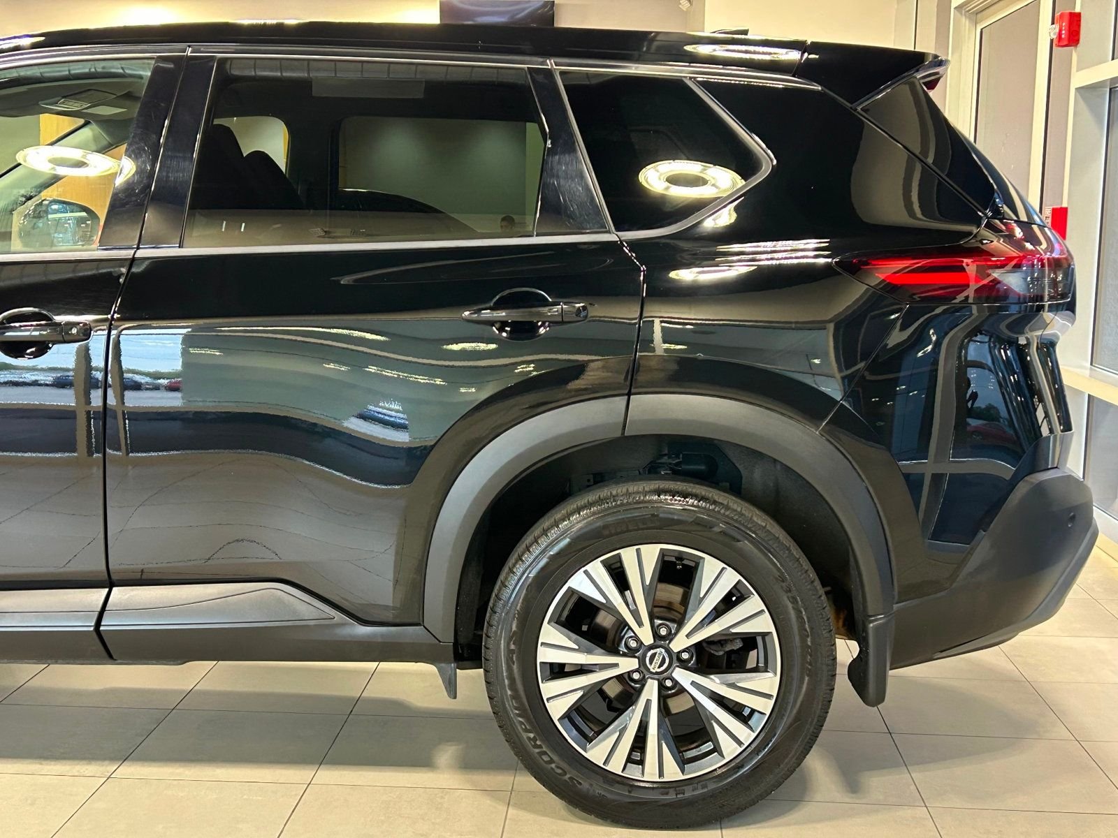 2021 Nissan Rogue SV photo 4