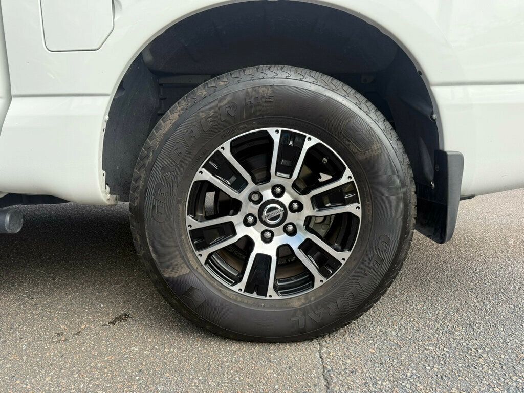 2021 Nissan Titan Crew Cab SV photo 9