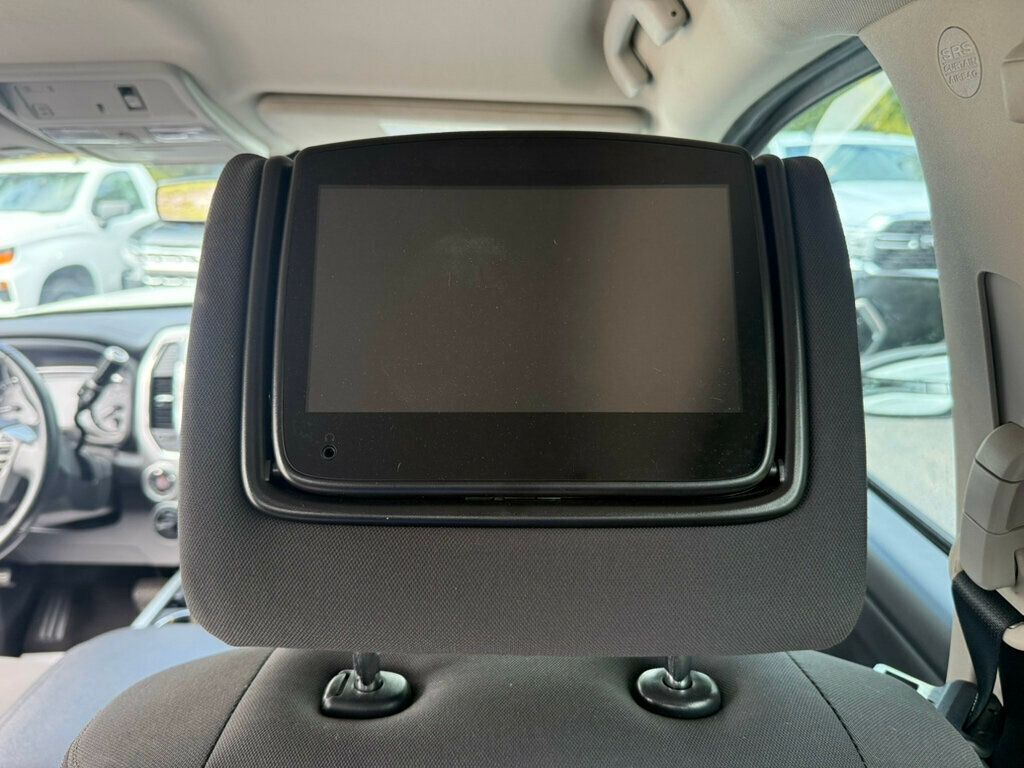 2021 Nissan Titan Crew Cab SV photo 8
