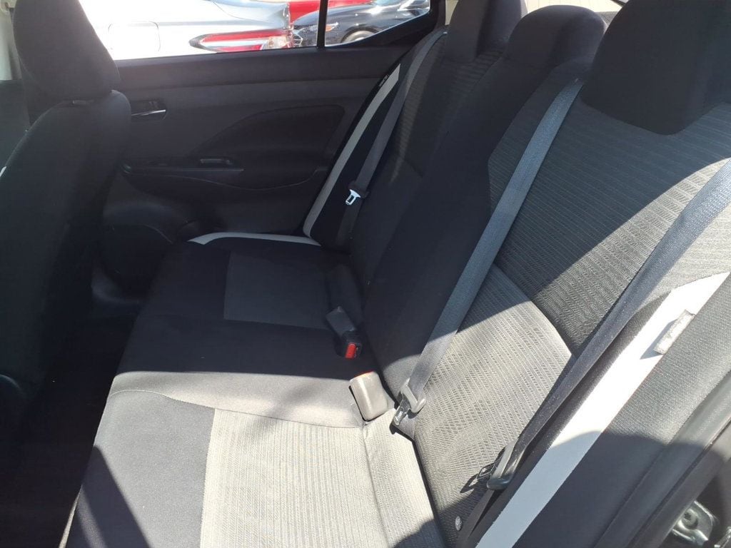 Nissan Versa photo 13