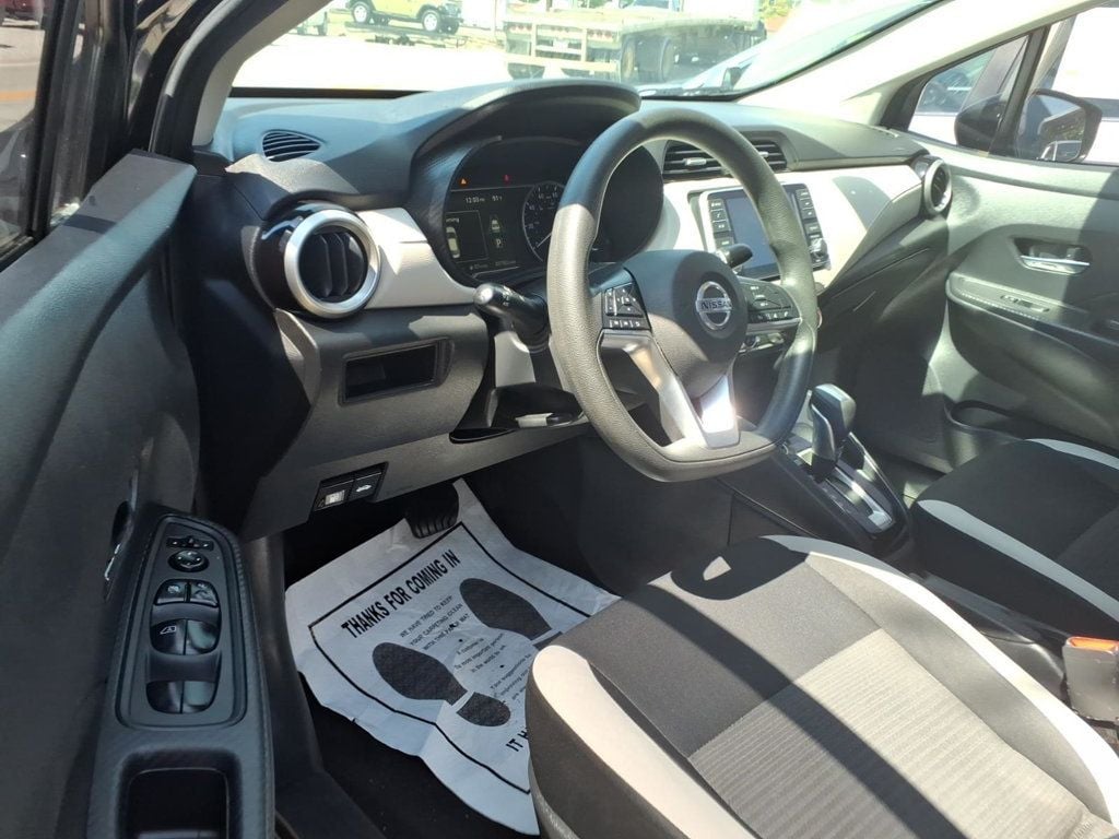 Nissan Versa photo 6