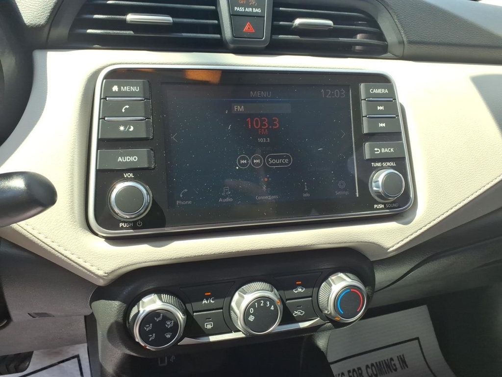 Nissan Versa photo 9