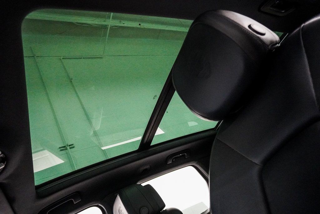 2021 Porsche Cayenne Base photo 19