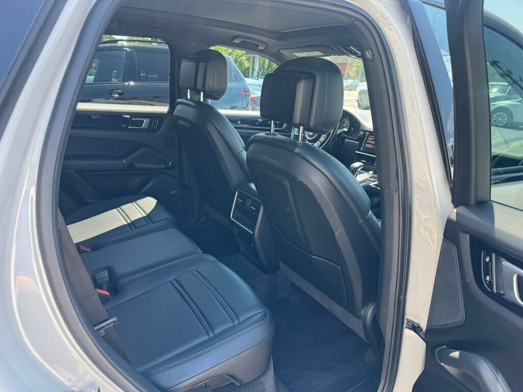 2021 Porsche Cayenne photo 17