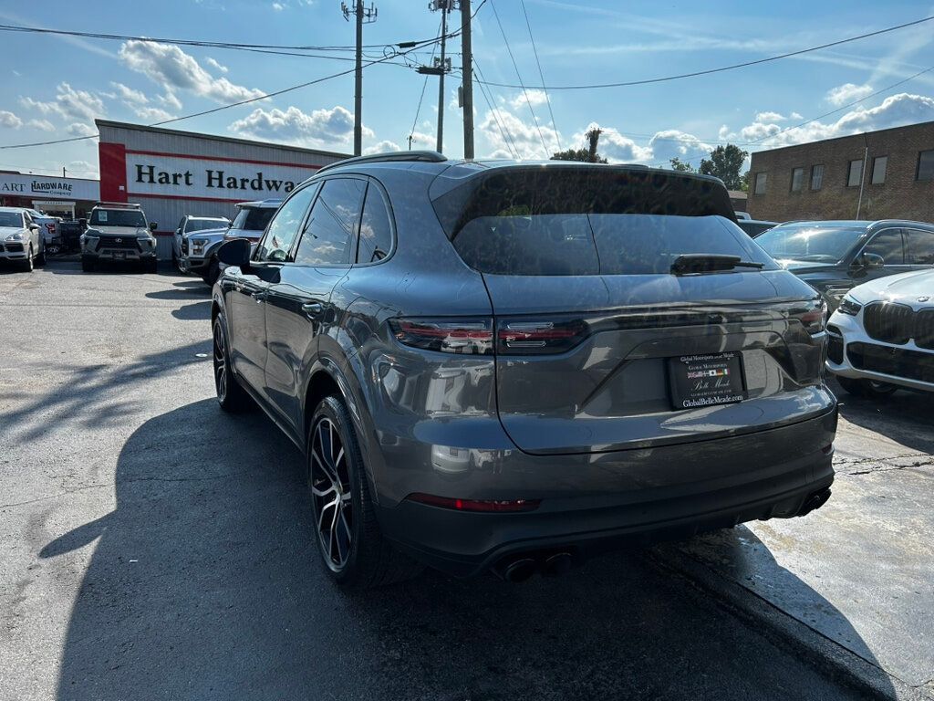 2021 Porsche Cayenne photo 3